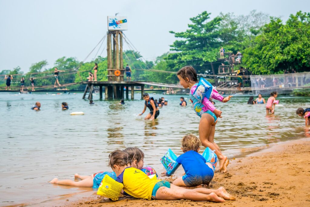 Crianças brincando no Balneário Nascente Azul