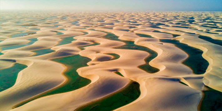Vista aérea de Lençóis Maranhenses entre areias brancas