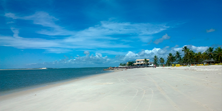 Vista panorâmica da Praia do Saco em Sergipe MS - areia, água cristalina e paisagem de coqueiros