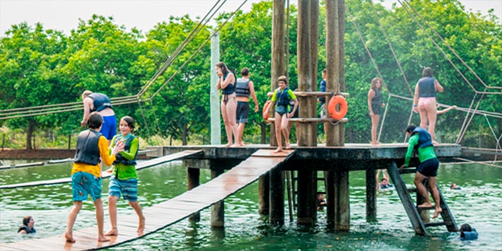 Crianças brincando em pontes suspensas sobre o lago - balneário Nascente Azul - Aqualokko