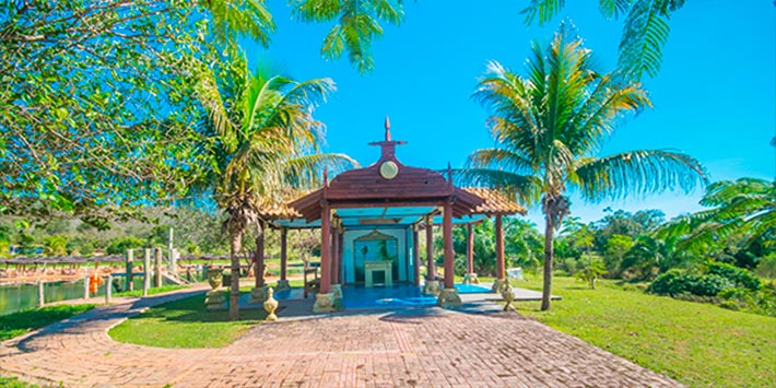 Vista ampla da capela ecumênica presente na Nascente Azul, cercada de árvores, jardins e contato intimista com a natureza - tudo para passeios com crianças em Bonito MS