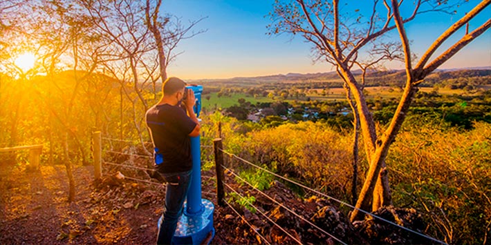Pessoa usando luneta presente em mirante para contemplar a natureza da Serra da Bodoquena - Balneário Nascente Azul