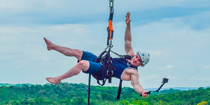 Arthur Zanetti, medalhista olímpico brasileiro, fazendo acrobacias ao ar na plataforma de aventura da Nascente Azul - Pêndulo Humano - que também pode ser um dos pontos instagramáveis em Bonito MS