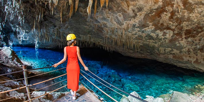 Contemplação de lago subterrâneo encontrado em caverna - pontos instagramáveis em Bonito MS - Gruta do Lago Azul