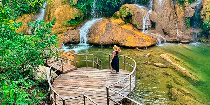 Piscinas naturais de água cristalinas formadas pelas quedas d’água presentes no Parque das Cachoeiras em Bonito MS