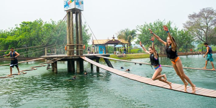 Multiplataforma de aventuras aquáticas em Bonito MS - aqualokko - pontos suspensas sobre o lago com pessoas desafiando o equilíbrio em uma diversão segura