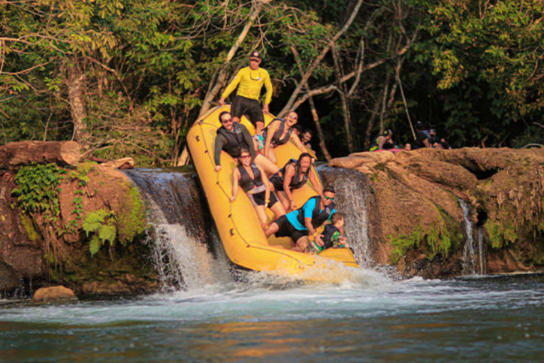 Aventura emocionante de bote no Eco Park Porto da Ilha, uma atividade popular em Bonito em novembro.