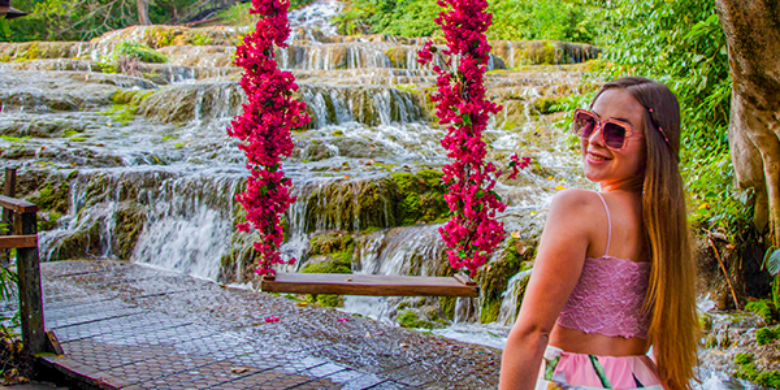 Cachoeira deslumbrante no Parque das Cachoeiras, um dos locais mais visitados em Bonito em novembro.