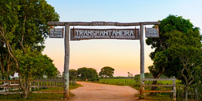 Imagem panorâmica da cidade com o nome escrito no letreiro: transpantaneira