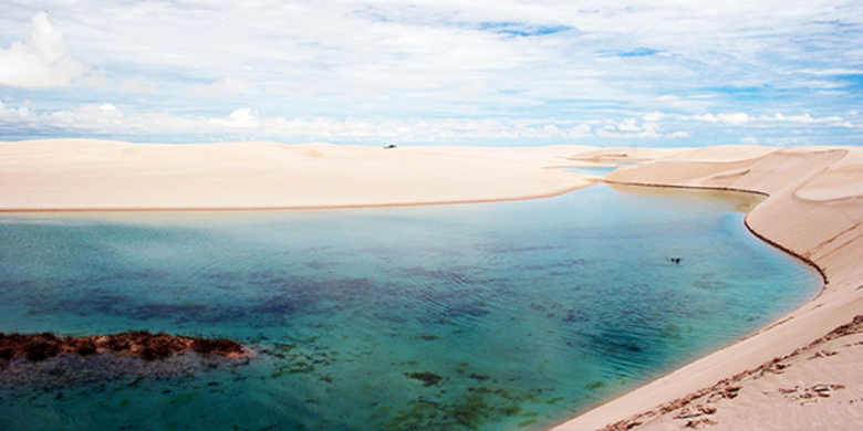 As 7 maravilhas da natureza do Brasil: lago em meio as dunas nos Lençóis Maranhenses