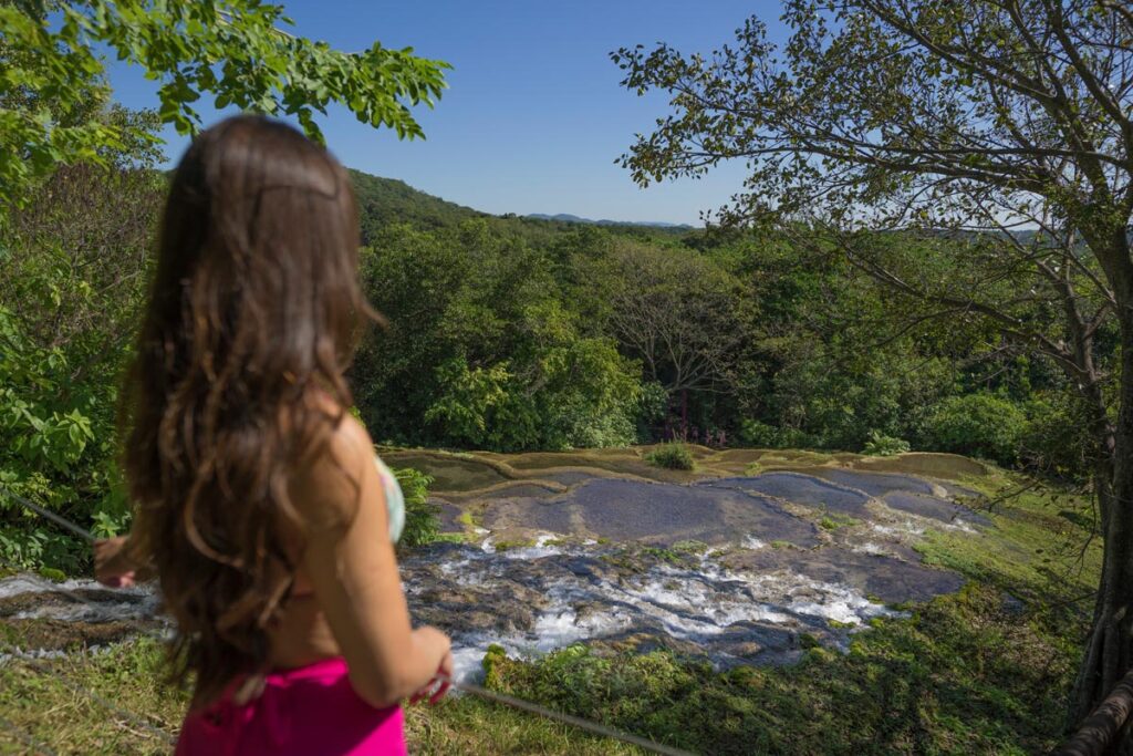 No mirante da cachoeira é possível ter uma visão de cima das Tufas Calcárias