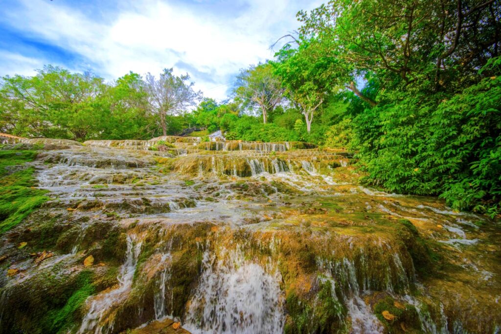 A imponente cachoeira de Tufas Calcárias da Nascente Azul