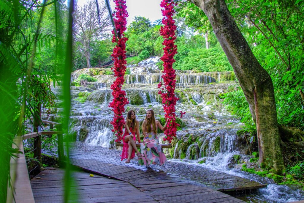A cachoeira de Tufas Calcárias também é um ponto instagramável com lindo balanço florido