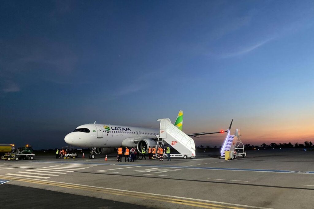 Aeronave da LATAM em Bonito MS após o primeiro voo direto partindo de São Paulo/Guarulhos (Divulgação LATAM)