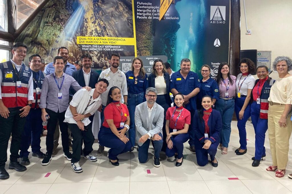 Equipe da LATAM, Embratur, Fundtur MS e Prefeitura de Bonito durante a inauguração do novo voo direto Guarulhos–Bonito MS (Divulgação LATAM)