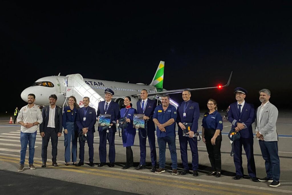 Tripulação e autoridades celebram o voo inaugural da LATAM para Bonito MS, conectando São Paulo/Guarulhos ao destino de ecoturismo (Divulgação LATAM)