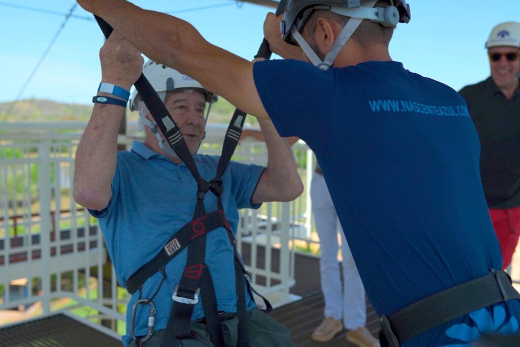 Seu David, de 78 anos, viveu um momento inesquecível ao se aventurar na tirolesa da Nascente Azul, mostrando que a idade não é limite para quem busca conexão com a natureza